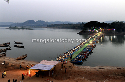 boat bridge in kannur